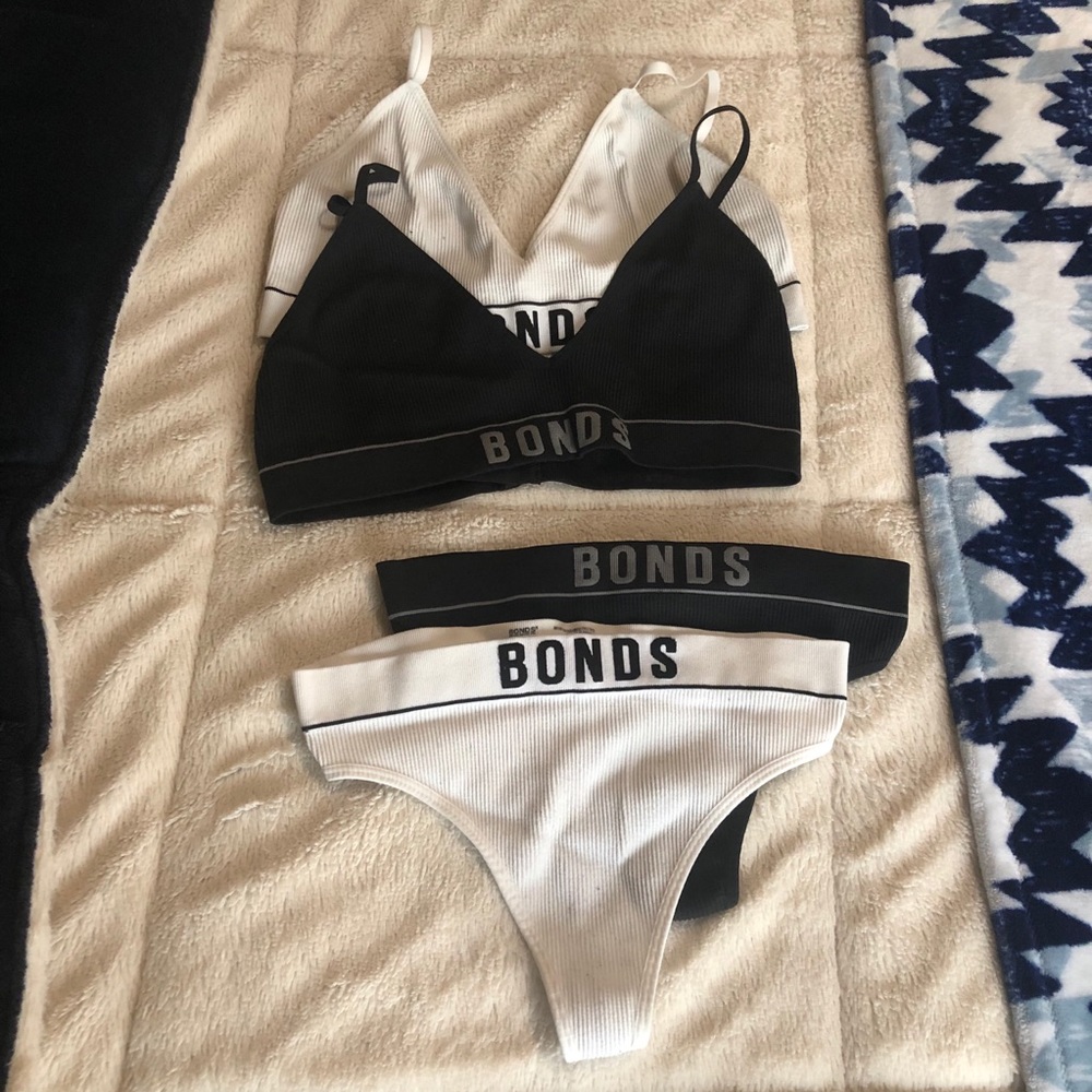Bonds bra and thong set